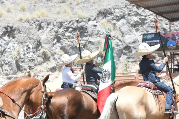 Irapuato se viste de charrería
