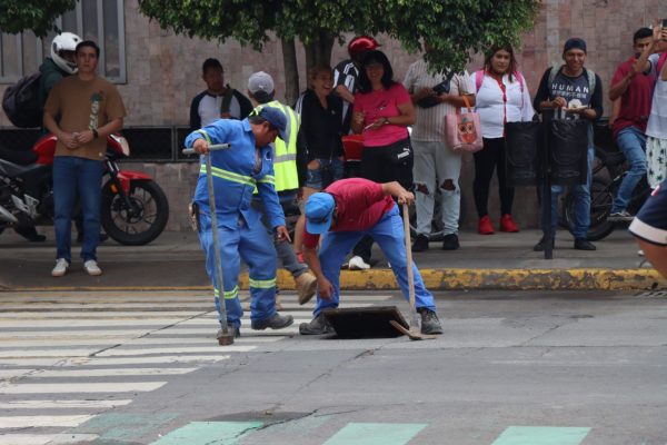 Atienden socavón zona centro