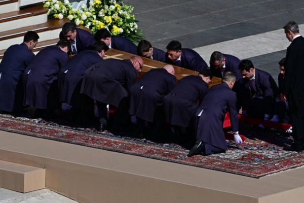 Despiden miles al Papa Francisco y 58 jefes de Estado