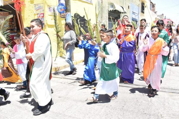 Católicos celebran Domingo de Ramos