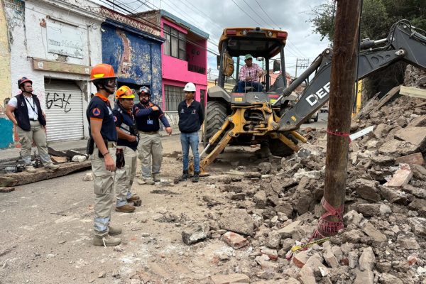 Atienden fachada de vivienda en riesgo de colapso