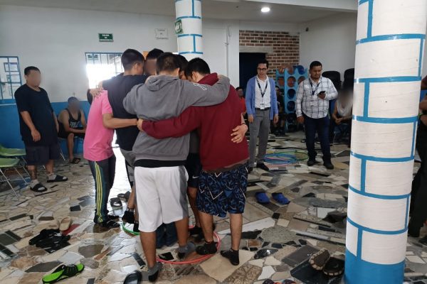 Brindan pláticas de autoestima con internos de centros de rehabilitación