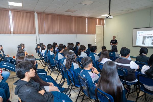 Concientiza Secretaría de las Mujeres a estudiantes para prevenir la trata