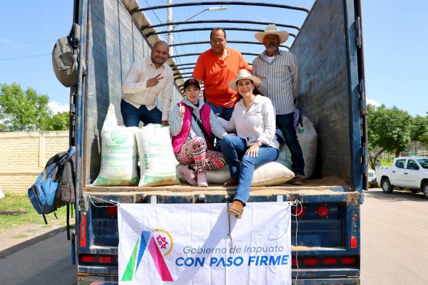 Fortalecen productividad del campo con entrega de fertilizante