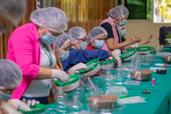 Realiza IMSS Guanajuato taller para elaborar prótesis de mama artesanales