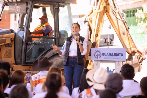 Libia Dennise le cumple a los cortazarenses y entrega obras y apoyos