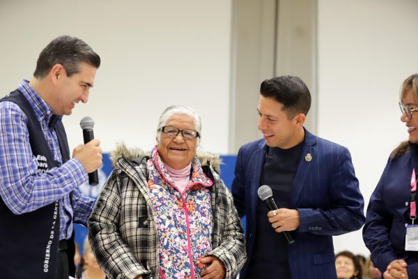 Entregan Gobierno de la Gente, DIF Nacional y DIF Estatal 9 mil anteojos a adultos mayores